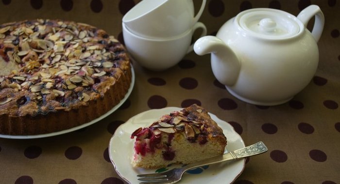 Пирог с миндалем и вишней