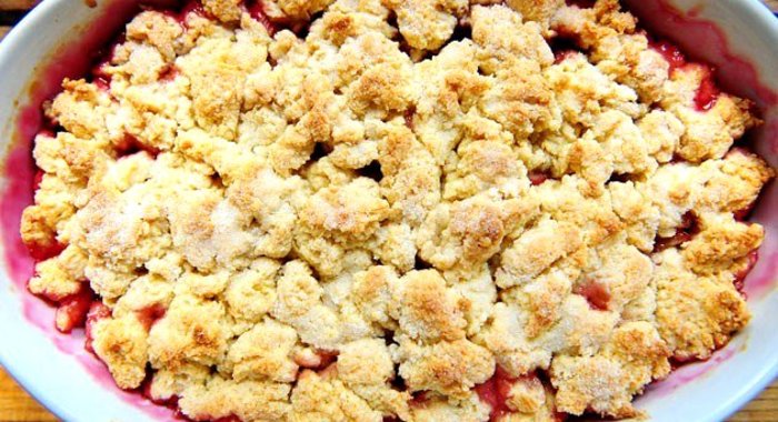 Пирог из ревеня с миндальным экстрактом