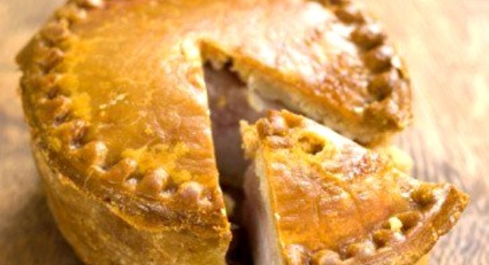 Слоеный пирог со свининой и кровяной колбасой