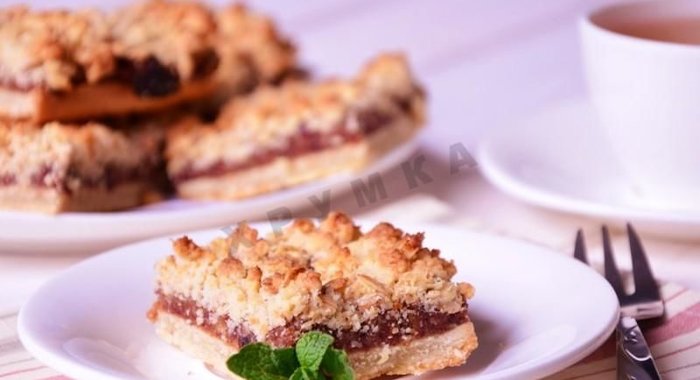 Песочный пирог с финиками и орехами