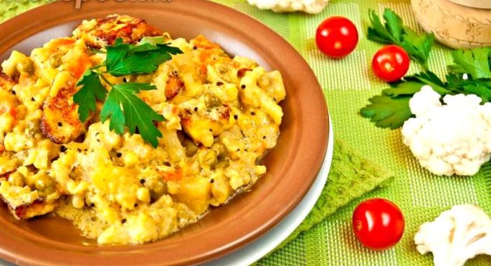 Сабджи со сметаной и зелёным горошком