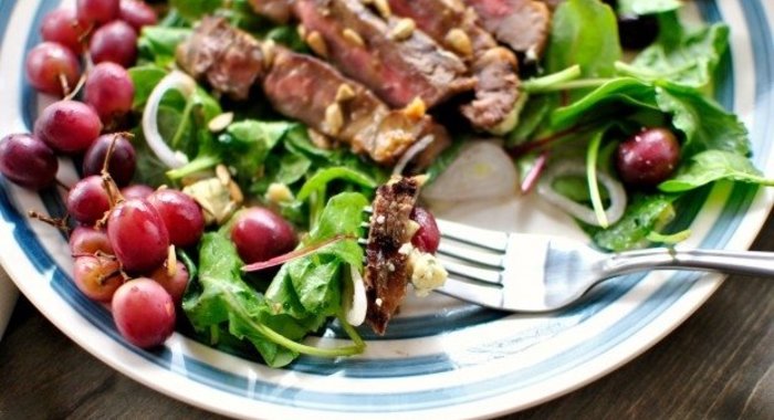 Салат с сыром и виноградом