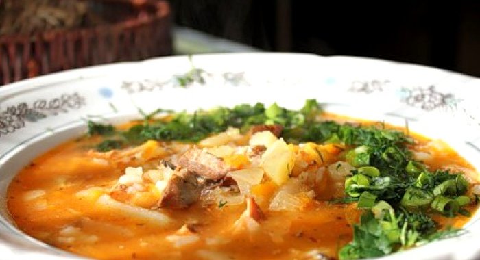 Щи из квашеной капусты с тушенкой