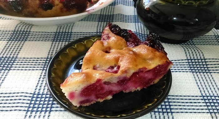 Простой пирог с вишней