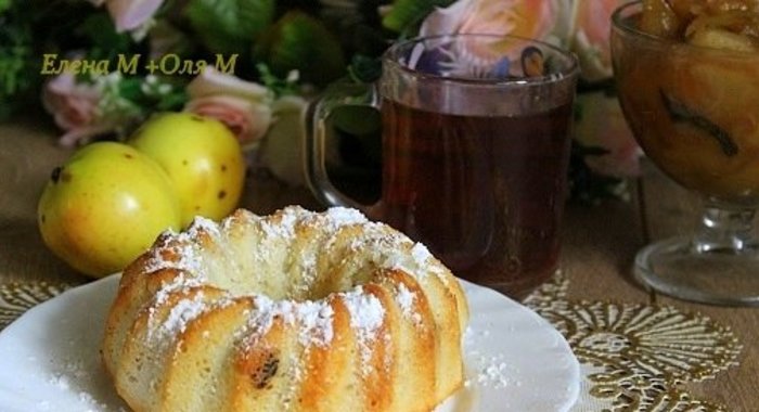 Манный кекс с яблоками и сухофруктами