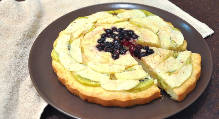 Пирог с яблоками, киви и корицей
