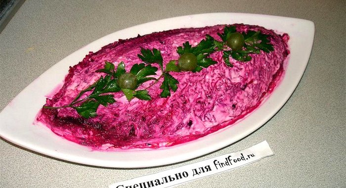 Свекольный салат с копченой курочкой