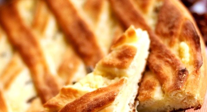 Пирог с творогом и изюмом