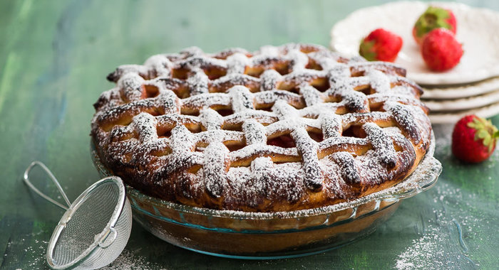 Пирог дрожжевой с клубникой