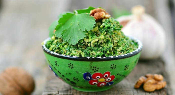 Шпинат с кунжутом и чесноком