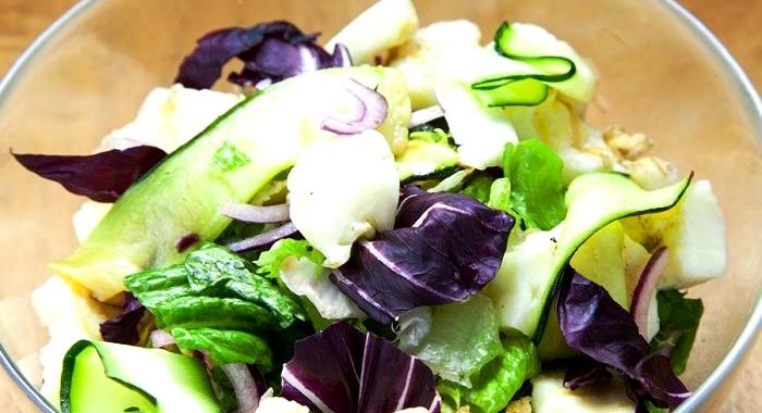 Салат с жареным халуми