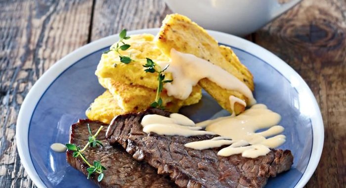 Шницели из телятины с полентой и сырным соусом