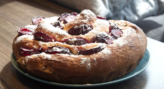 Пирог со сливами и яблоками