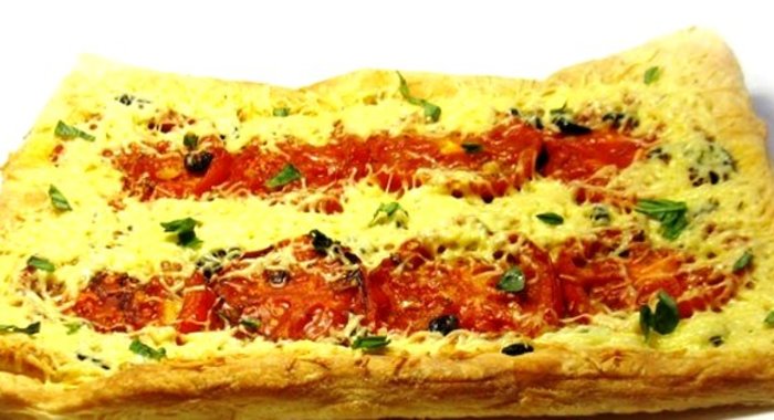 Пирог с жареными помидорами и маслинами