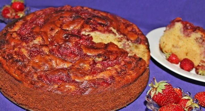 Пирог Зебра на кефире с клубникой