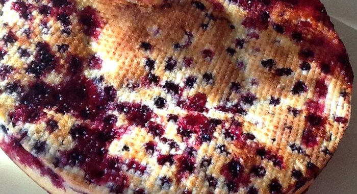 Ягодный пирог из кислого молока