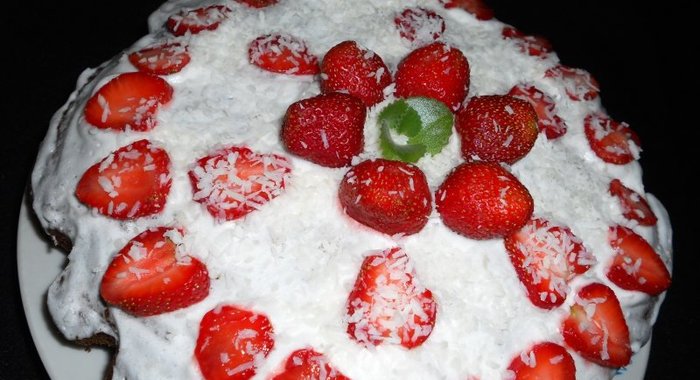 Медовый пирог с кремом и клубникой