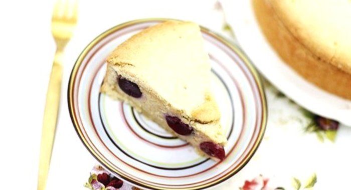 Баскский пирог с черешней и заварным кремом