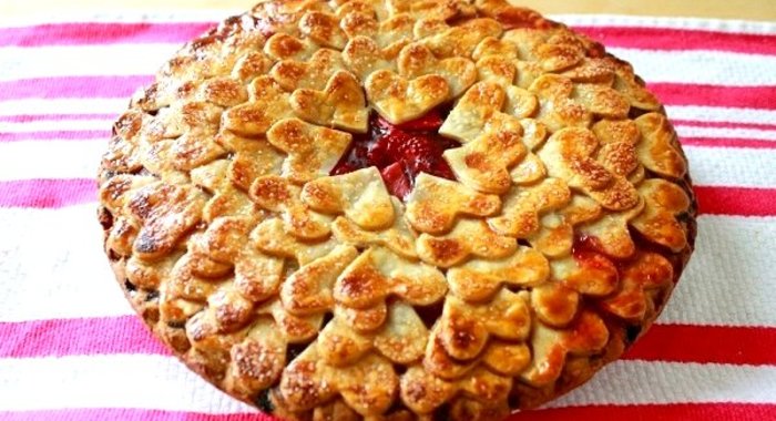 Клубничный пирог из слоеного теста