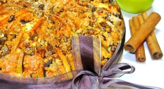 Пирог с яблоками и орехами