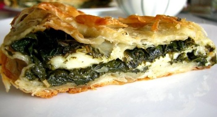 Пирог со щавелем и крапивой (по мотивам греческого спанакопитта).
