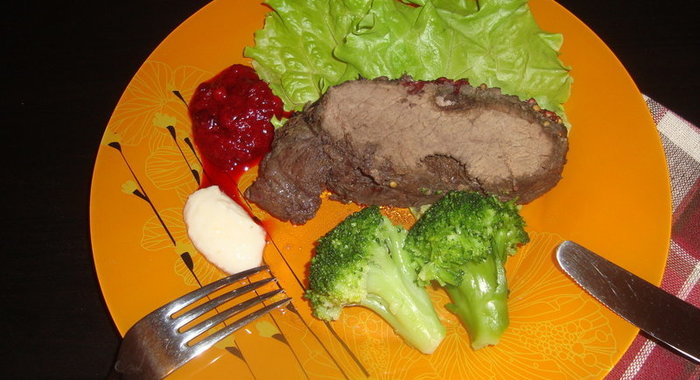 Запеченная говядина с брусничным соусом