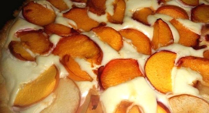 Пирог с персиками и творожным кремом
