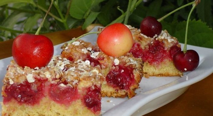 Вишневый пирог с овсяными хлопьями