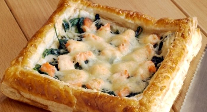 Пирог слоеный с рыбой