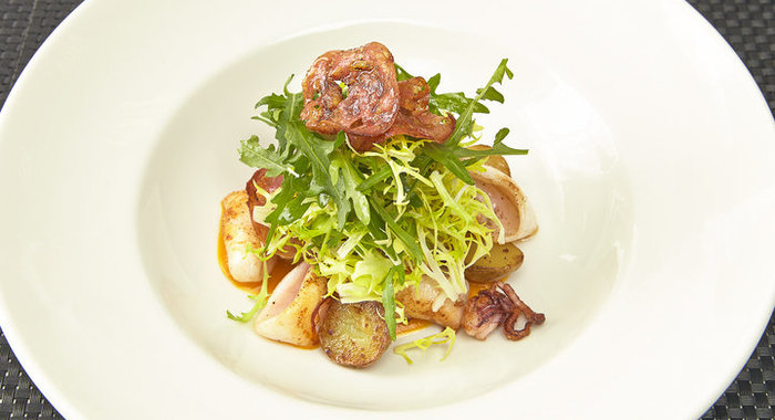 Морской окунь, запеченный с лимоном и розмарином