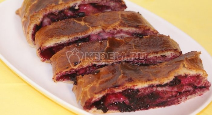Слоеный пирог со смородиной