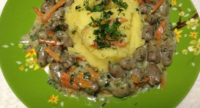 Тушеные куриные сердечки