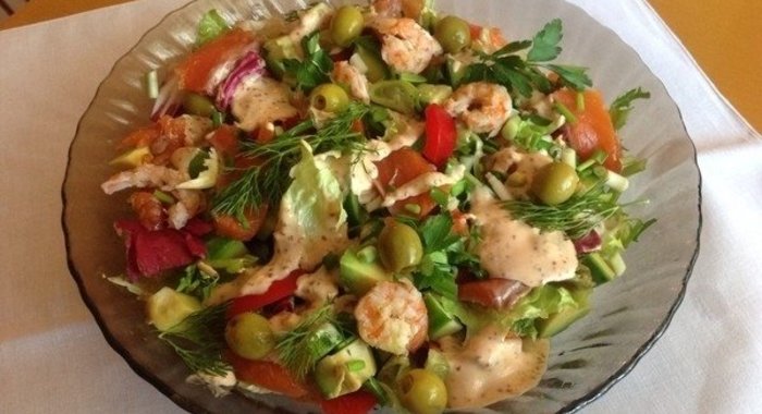 Салат с семгой и креветками