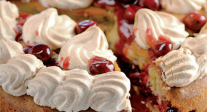 Вишневый пирог с оливковым маслом, лаймом и безе