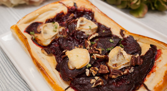 Пирог со свеклой и козьим сыром