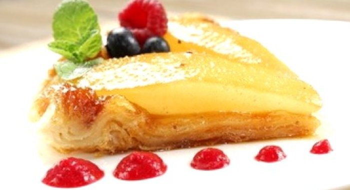 Пирог из слоеного теста с грушами