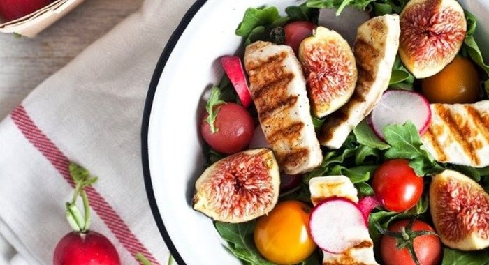 Салат с курицей и инжиром
