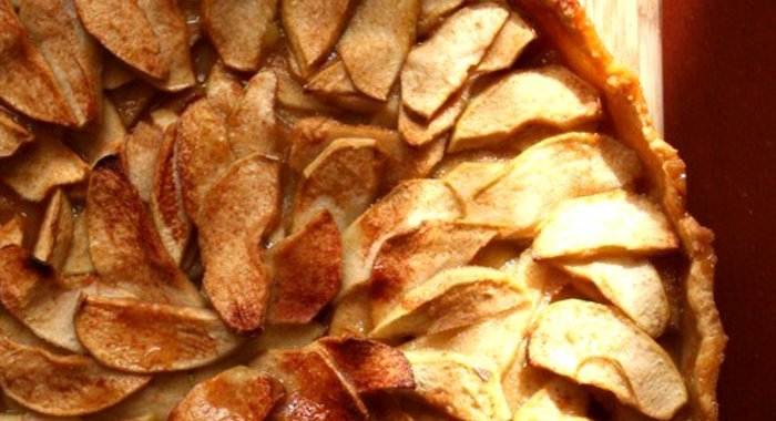 Открытый яблочный пирог с апельсиновым соком и корицей