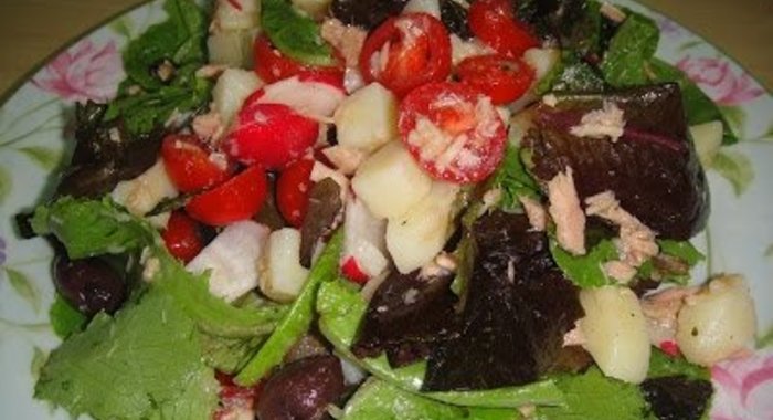 Салат из тунца, помидоров и картофеля
