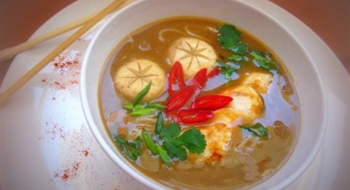 Мисо суп с курицей, грибами и рисовой лапшой