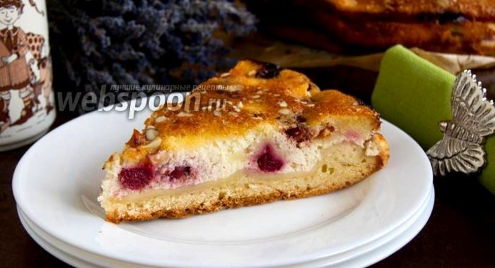 Пирог с вишней и творогом