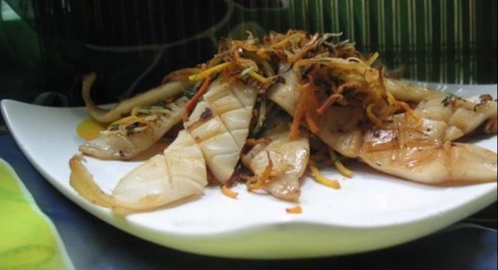 Закуска из кальмара жареного с овощами