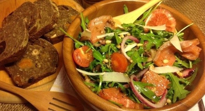 Салат из рукколы с лососем и кедровыми орешками