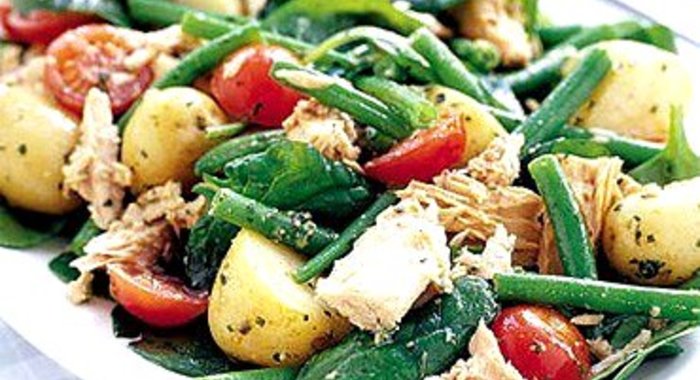Горячий салат из картофеля, тунца и зеленой фасоли с соусом песто