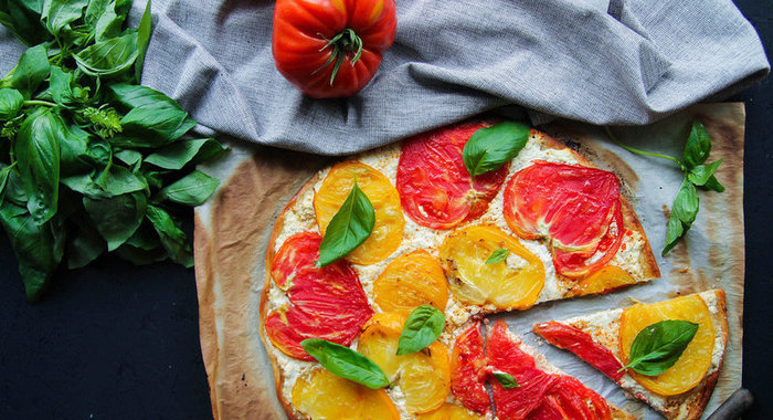 Слоеный пирог с козьим сыром и помидорами