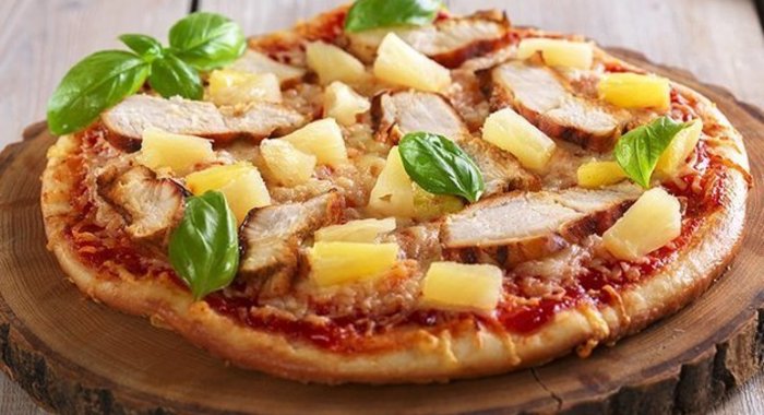 Пицца с курицей и ананасом