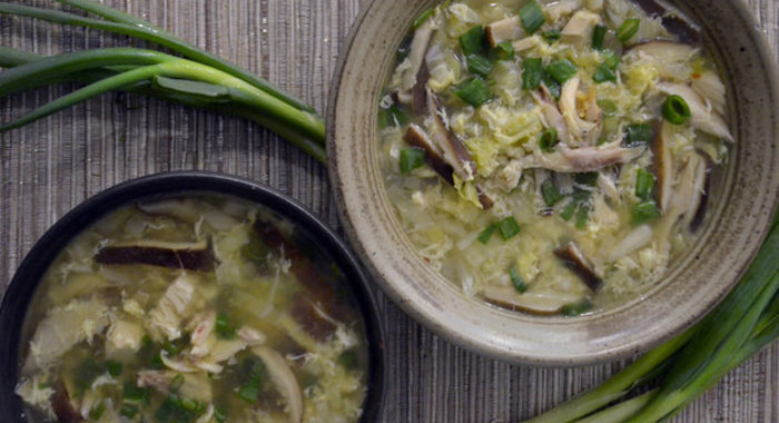 Быстрый суп с яйцом и грибами шиитаке