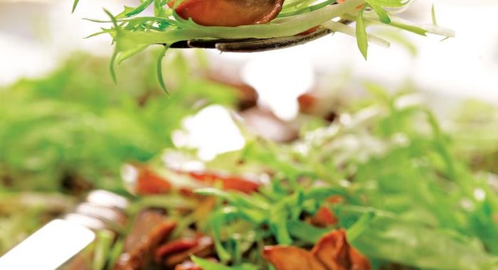 Теплый салат из запеченных лесных грибов, фризе и бекона от Стюарта Гиллиса