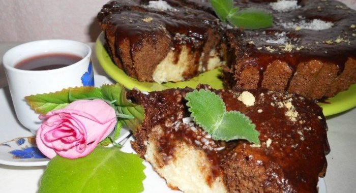 Шоколадный пирог с творожными шариками