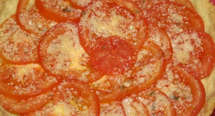 Открытый пирог с помидорами, тимьяном и сыром